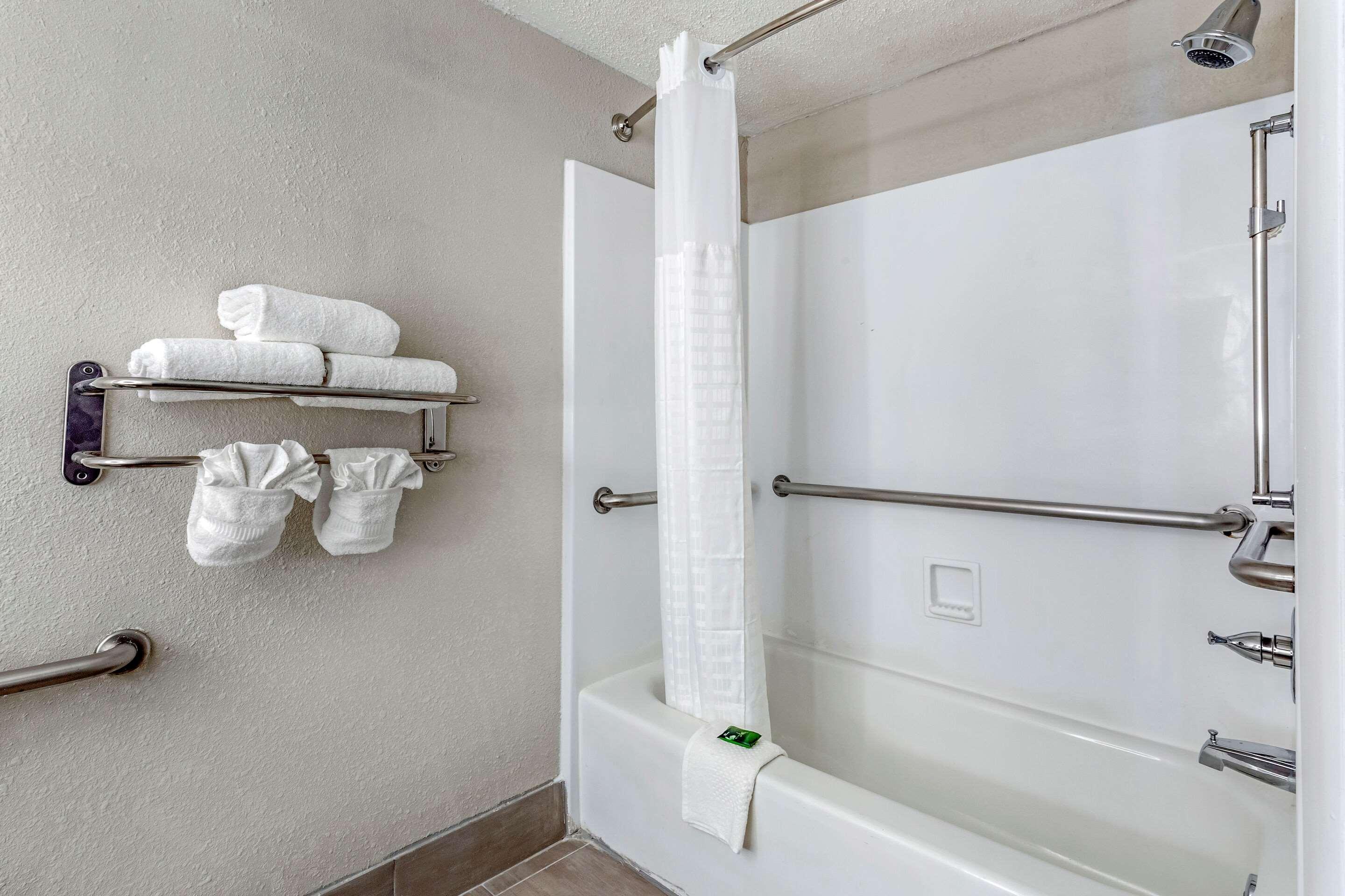 Clarion Pointe Raleigh Midtown Hotel Ngoại thất bức ảnh